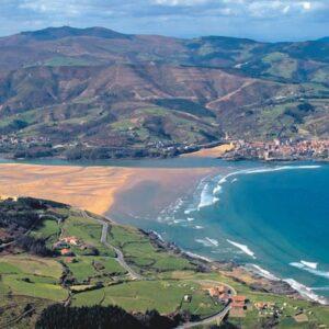Busturia, caminando a la sombra del Txakoli con transporte