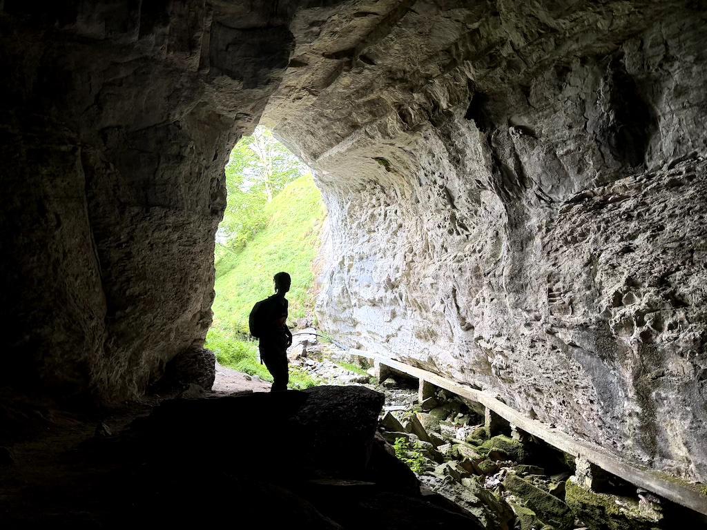 Cueva y Cascada de San Miguel y Cueva de Cuntiveranos con transporte